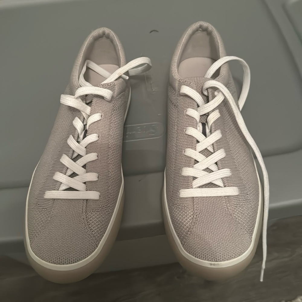 Rothys the lace up sneaker in gray